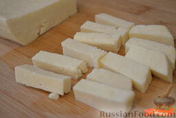 Куриные котлеты с овощами и сыром: Нарезать сыр кусочками.