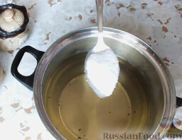 Консервированные огурчики на зиму: Добавить соль, сахар и довести до кипения.