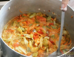 Салат из зеленых помидоров: Поставить кастрюлю с овощами на огонь, довести до кипения. Дать овощной смеси немного покипеть, не более 10-15 минут, чтобы помидоры не переварились.