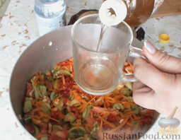 Салат из зеленых помидоров: Все овощи перемешать в кастрюле. Добавить масло.