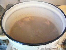 Суп из говядины: И отправляем мясо вариться в кипящую воду на 40 минут. Добавляем лавровый лист и специи.