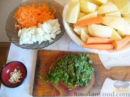 Суп из говядины: Теперь в бульон отправляем крупно нарезанный картофель и морковь, солим. Варим суп из говядины 20 мин.