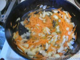 Суп из говядины: Натертую морковь и мелко нарезанный лук обжариваем на масле, можно добавить чеснок.