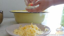 Сырные лепешки: Берем небольшой кусок теста, присыпаем его небольшим количеством муки и делаем шарик. Делаем лепешку и выкладываем в середину тертый сыр. Соединяем края таким образом, чтобы сыр остался внутри. Придаем форму лепешки.