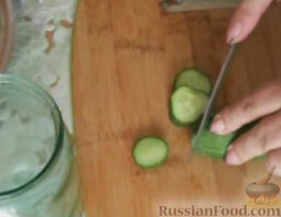 Салат из огурцов и помидоров на зиму: Огурцы нарезать кружочками.