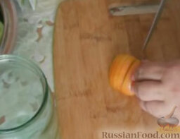 Салат из огурцов и помидоров на зиму: Помидоры нарезать дольками.