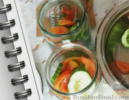 Салат из огурцов и помидоров на зиму: Наполнить банки овощами до половины.