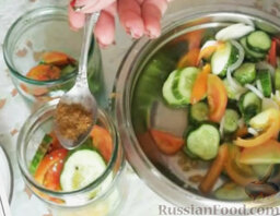 Салат из огурцов и помидоров на зиму: Добавить в банки гвоздику, специи, лавровый лист.