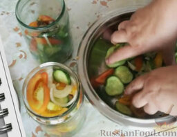 Салат из огурцов и помидоров на зиму: Наполнить банки овощами до верху.