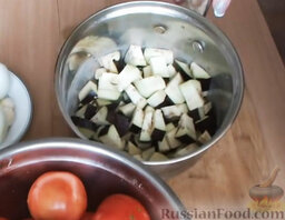 Салат из перца на зиму: Баклажан нарезать небольшими кубиками.