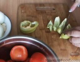 Салат из перца на зиму: Перец нарезать небольшими квадратиками.