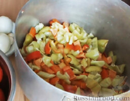 Салат из перца на зиму: Выложить перец в кастрюлю.