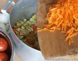 Салат из перца на зиму: Морковь натереть на крупной терке и добавить в кастрюлю с перцем.