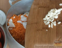 Салат из перца на зиму: Чеснок мелко нарезать, добавить к овощам.