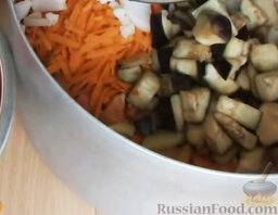 Салат из перца на зиму: Баклажан промыть, добавить к остальным овощам.
