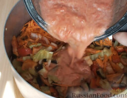 Салат из перца на зиму: Овощи перемешать, добавить томатную массу. Поставить на огонь, довести до кипения.