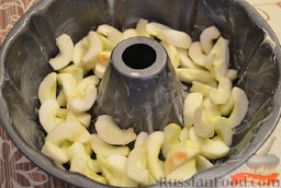Простая шарлотка: Как приготовить простую шарлотку с яблоками:    Форму смазать сливочным маслом, включить духовку разогреваться до 180 градусов.  Яблоки очистить от кожуры и семенной коробочки. Нарезать крупными кусочками. Выложить яблоки в форму.