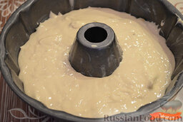 Простая шарлотка: Вылить тесто в форму, на яблоки.