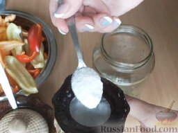 Перец маринованный: Добавить соль и сахар.