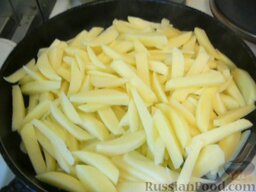 Картофель с кальмарами: Нарезать картофель соломкой и обжарить на масле.