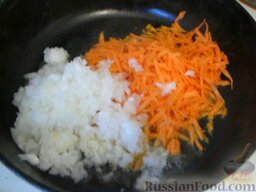 Картофель с кальмарами: Натереть морковь на крупной терке и нарезать мелко лук. В отдельной сковороде обжарить на масле.