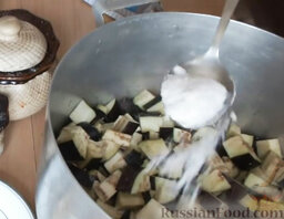 Баклажаны маринованные с помидорами и перцем: Посыпать баклажаны солью (1 ст.ложка), перемешать и оставить на 10 минут.