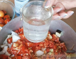 Баклажаны маринованные с помидорами и перцем: Влить стакан воды. Поставить на огонь, довести до кипения.