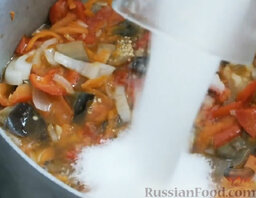 Баклажаны маринованные с помидорами и перцем: Влить уксус.  Всыпать сахар.