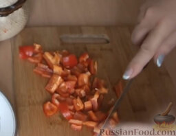 Баклажаны маринованные с помидорами и перцем: Перец нарезать небольшими квадратиками.