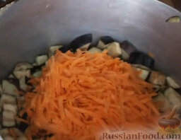 Баклажаны маринованные с помидорами и перцем: Баклажаны промыть холодной водой. Добавить в кастрюлю с баклажанами морковь.