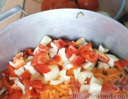 Баклажаны маринованные с помидорами и перцем: Добавить перец.