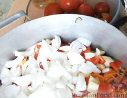 Баклажаны маринованные с помидорами и перцем: Лук нарезать небольшими кусочками (четвертькольцами) и добавить в кастрюлю с овощами.