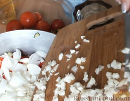 Баклажаны маринованные с помидорами и перцем: Чеснок мелко нарезать, добавить к овощам.