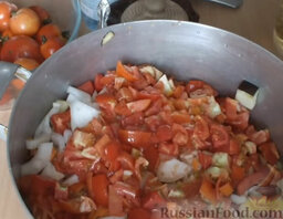 Баклажаны маринованные с помидорами и перцем: Помидоры мелко нарезать и добавить к остальным овощам.