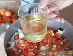 Баклажаны маринованные с помидорами и перцем: Влить масло.