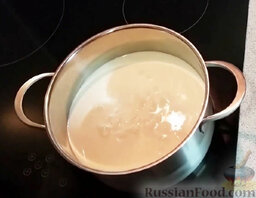 Домашний сыр "Фета": Как приготовить сыр Фета в домашних условиях:    Берем 2 литра кефира и переливаем в кастрюлю.