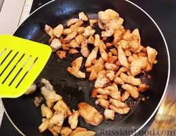 Домашняя шаурма с курицей в лаваше: Обжариваем кусочки курицы на сковородке до готовности.