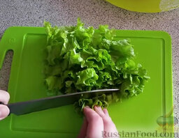 Домашняя шаурма с курицей в лаваше: Нарезаем листья салата.