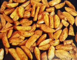 Картошка по-деревенски в духовке: Запекать картошку по-деревенски в духовке, разогретой до 180 градусов, примерно 30-40 минут.