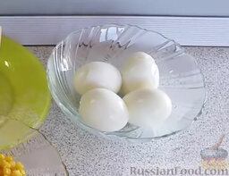 Салат с крабовыми палочками: Как приготовить салат с крабовыми палочками:  Варим яйца (10 минут), охлаждаем и чистим.