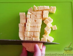 Салат с крабовыми палочками: Режем сыр кубиками.