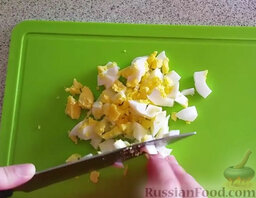 Салат с крабовыми палочками: Также режем яйца.