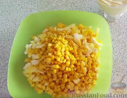 Салат с крабовыми палочками: Добавляем кукурузу.