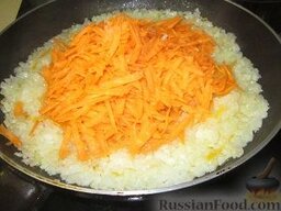 Котлеты из курицы: Лук и морковь обжариваем на растительном масле. Первым - лук - до золотистости. Добавляем морковь и все вместе обжариваем несколько минут до мягкости моркови.