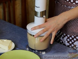 Чизкейк с домашним сливочным сыром: Печенье измельчаем в блендере в крошку.