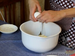 Чизкейк с домашним сливочным сыром: К этой крошке добавляем масло и яйцо, вымешиваем тесто.