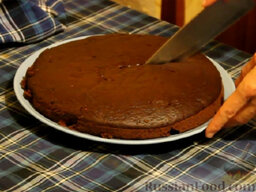 Крейзи-кейк. Очень простой шоколадный пирог: Когда крейзи-кейк пропечется, достаем его из формы. Если планируете его доставать горячим, то будьте осторожны, кекс получается очень нежным и может легко сломаться.