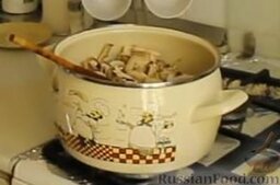 Крем-суп из шампиньонов: Обжариваем в нем предварительно помытые и порезанные грибы.