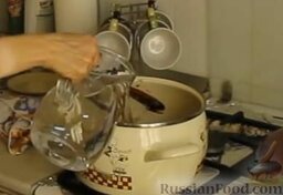 Крем-суп из шампиньонов: Заливаем водой, порядка 1-1,1 литра и варим до полной готовности грибов, это примерно 10-15 минут.