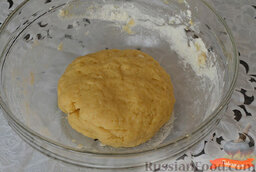 Пирог с творожной начинкой и помидорами: Быстро замесить тесто, завернуть в пленку и положить в морозильную камеру на 15 минут.